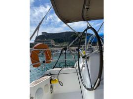 Sun odyssey 32i, nastanitev na čolnu oz. ladji v mestu Krf (mesto)