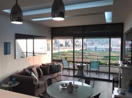 Chalet in Siwar resort, pool, wifi, sea view, electricity, 2 bedrooms, hotel v mestu Dbayeh