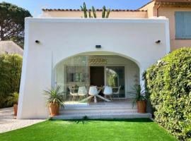 Villa Les Chênes Les Restanques du Golfe de St Tropez: Grimaud şehrinde bir otel