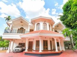 Palatial villa in Kottayam town with 6 bedrooms, semesterboende i Kottayam