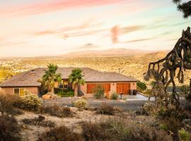 Desert villa with great views, hot tub and mini-golf, hotel in Yucca Valley