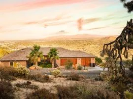 Desert villa with great views, hot tub and mini-golf