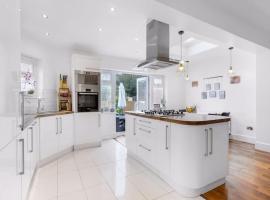 Modern Four bedroom house, hotel di Enfield