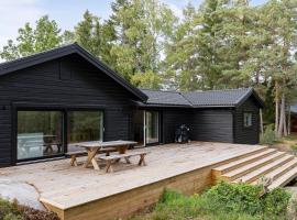 Holiday home on Radmanso, Norrtalje with lake view, vacation home in Norrtälje