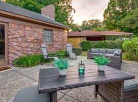 Spacious Little Rock Home with Patio - 9 Mi to Dtwn!, hotel di Little Rock