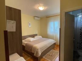Rooms Krstinić 84, hotel v destinaci Palit