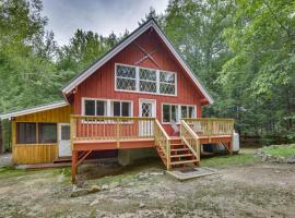 Rustic, Cozy Cabin with Easy Ski and Beach Access!, hytte i Bridgton