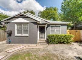 Classic Brunswick Home about 8 Mi to St Simons Island! โรงแรมในบรันสวิก