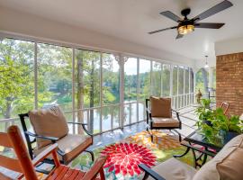 Lakefront Retreat in Jefferson with Screened Porch!、Jeffersonのヴィラ