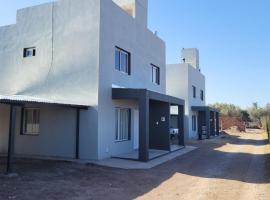 Duplex - Rincon de Los Olivos - en San Rafael, hotel com piscinas em São Rafael