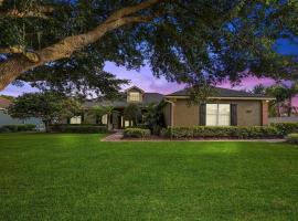 Elegant Home with Pool, Office, Theater, and Fence, hotel met parkeren in Lakeland