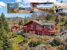 Gemütliches helles Ferienhaus am See mit Panoramaseeblick + Hütte und nahe Meer, cabaña en Lyngdal