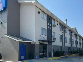 Motel 6 - Newest - Ultra Sparkling Approved - Chiropractor Approved Beds - New Elevator - Robotic Massages - New 2023 Amenities - New Rooms - New Flat Screen TVs - All American Staff - Walk to Longhorn Steakhouse and Ruby Tuesday - Book Today and SAVE, hotel i Kingsland