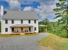 Timeless Hillsville Farmhouse Blue Ridge Parkway!, hotel with parking in Ararat