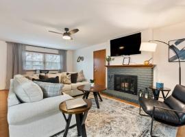 3 Bed 2 Bath Home w 2 Car Garage & Fitness Room, Cottage in Wichita