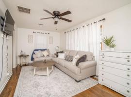 2 Bed 1 Bath Home w 2 Car Garage & Fenced Yard, hotel in Wichita