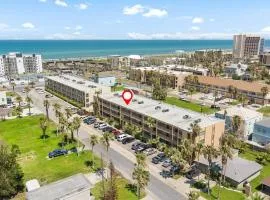 2 Bed 2 Bath 1st Fl Condo By Beach w Washer Dryer