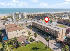 2 Bed 2 Bath 1st Floor Condo w Pool By Beach, hotell i South Padre Island