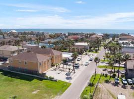 Luxury 3 Bed 2 Bath 2nd Floor Condo By Beach, hotel de luxo em South Padre Island