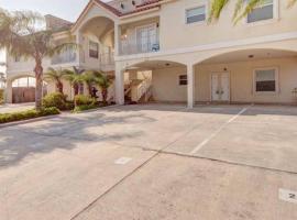 1st Floor 2 Bed 2 Bath Condo w Pool By Beach, cottage in South Padre Island
