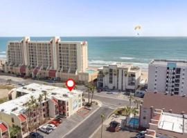 1st Floor 2 Bd 2 Ba Condo w Beach View& Pool: South Padre Island şehrinde bir villa