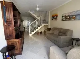 Casa aconchegante com ar condicionado para família em condomínio