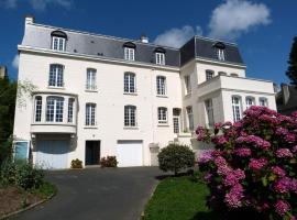 Comfortable holiday apartment on the 2nd floor of an elegant manor house, hotel en Coutances
