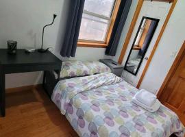 nice room with balcony and walking closet near Manhattan on train, hotel en Queens