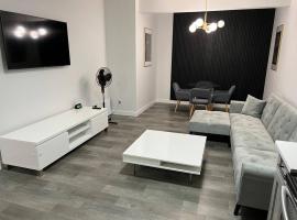 Modern Luxury Private Suite, hotel em Airdrie