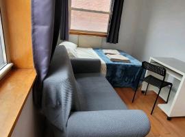 Cozy large room in convenient location near Manhattan by train, hotel en Queens