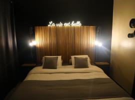 Chambre avec jacuzzi ou Chalets dans les bois, penzion v destinaci Gesves