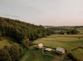 Woolly Wood Cabins - Bryn，蘭德林多德威爾斯的有停車位的飯店