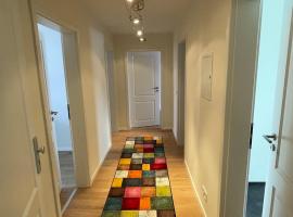 Schöne neue 4 Zimmer Wohnung mit Süd-Balkon bis 8 Personen, hotell i Naumburg