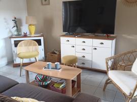 Mauguio-Carnon P2 60 m2, tout confort, spacieux, climatisé, wifi, balcon, parking privé couvert, 15 min de la mer, de Montpellier, khách sạn ở Mauguio