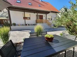 Gemütliches Ferienhaus in Schnaid mit zwei separaten und geräumigen Wohnungen - ausgestattet mit je einer großen Küche, zwei Schlafzimmern und einem Badezimmer