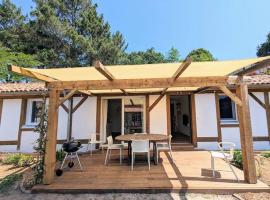 Séjour paisible en famille proche de la nature - logement avec terrasse et aire de jeu, hotel con estacionamiento en Lesperon