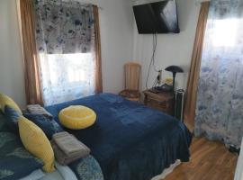 Cozy quiet place next to hwy smart tv+wifi+netflix, alojamento para férias em Edmundston