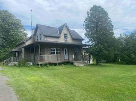 4 bedroom apartment on 75 acre farm, hotel with parking in Tillsonburg