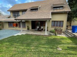 OAK HOUSE, Entire holiday home, Self catering, fully equipped, double storey, 3 bedroom, 2 bathroom, outside entertainment, Braai area, 300sqm home, apartmán v destinaci Hillcrest