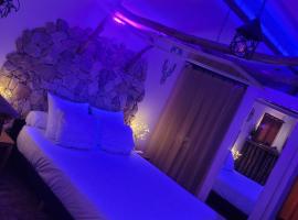 LOVE Room Danslesbois avec spa: Cuges-les-Pins şehrinde bir yetişkin oteli