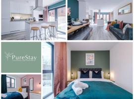 Stylish Five Bedroom House By PureStay Short Lets & Serviced Accommodation Failsworth With Free Parking, vakantiehuis in Manchester