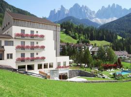 Hotel Tyrol, hotel en Funes