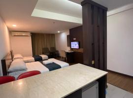 Sweet Studio Apartment، شقة فندقية في كوتا بْهارو