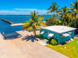 Waterfront Cozy Cottage with Boat Ramp & Dock, hotel in Little Torch Key
