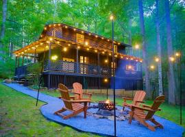 Modern Cabin Retreat in Blue Ridge - Hot Tub, Fire Pit & Games, ваканционна къща в Morganton