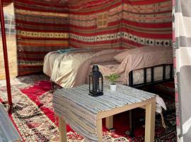 Authentic Desert Camp, luxury tent in Al Aḩmadī