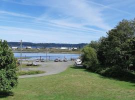 Charming Hidden Gem- Ocean View and Marina, hótel í Campbell River