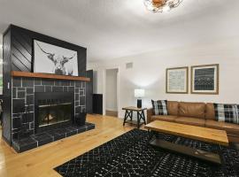 Mtn Oasis! HotTub! Pets Approved! 5min to Ski!, hotel di Beech Mountain