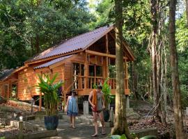 The Wavy Sailor Bungalow's, hotel in Koh Rong Island