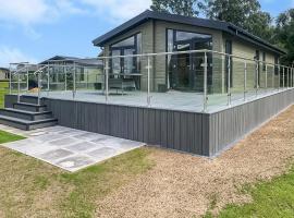Lakeside Luxury Lodges, hotel with parking in Thorney
